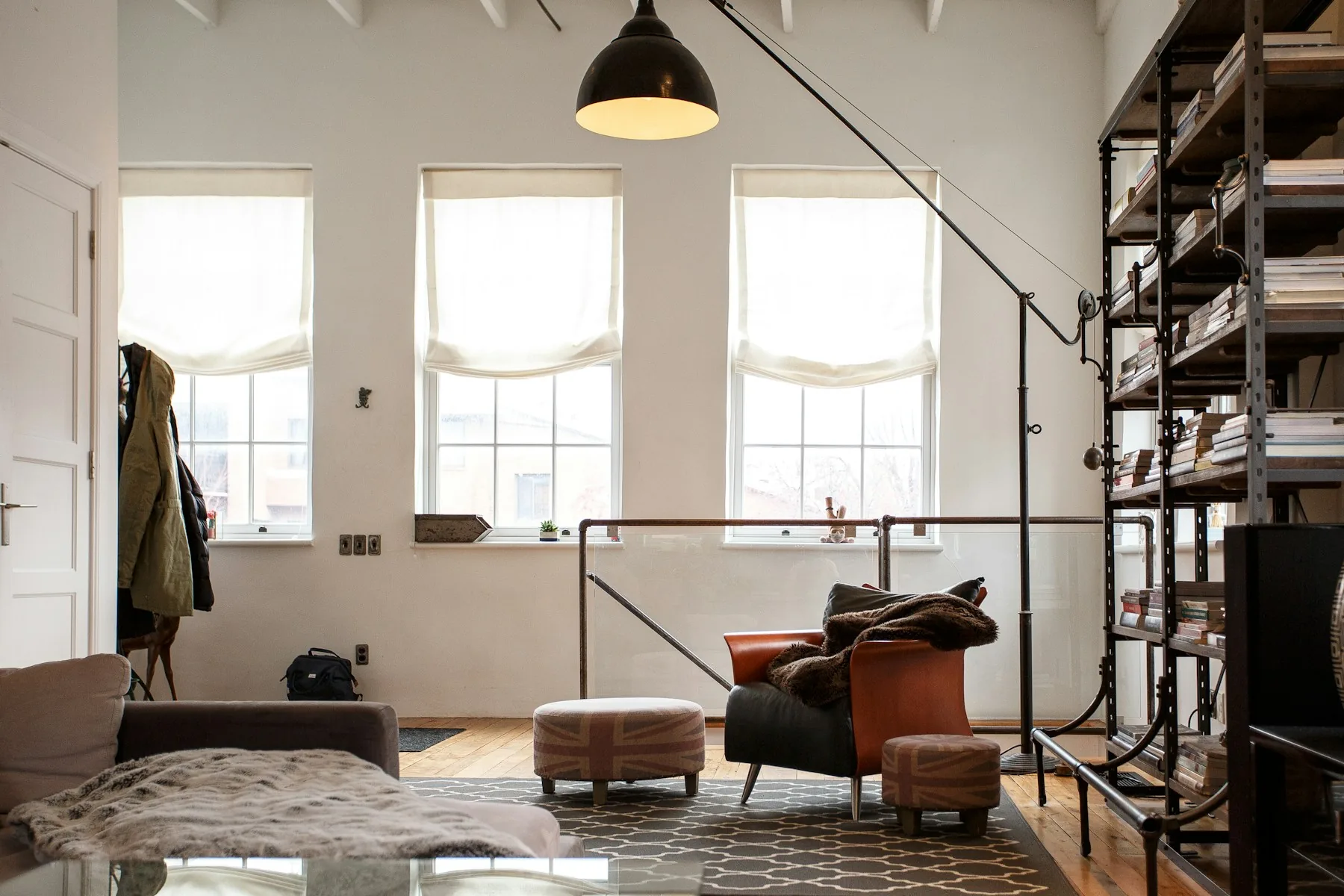 Derselbe Raumtyp als helles, möbliertes Loft mit Sofa und Arbeitsplatz